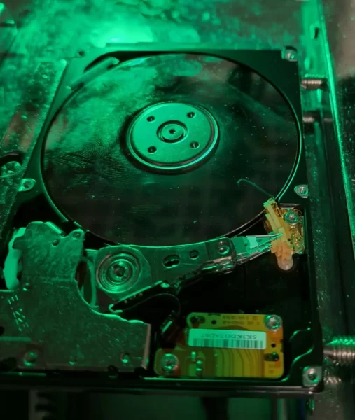 Odzyskiwanie danych w DATA Lab z zabrudzonego dysku HDD